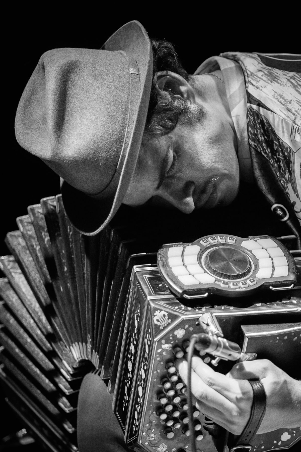 Retrato en blanco y negro con bandoneón